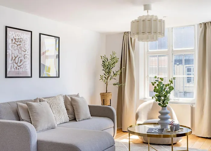 Regent 16- Bright In Center *