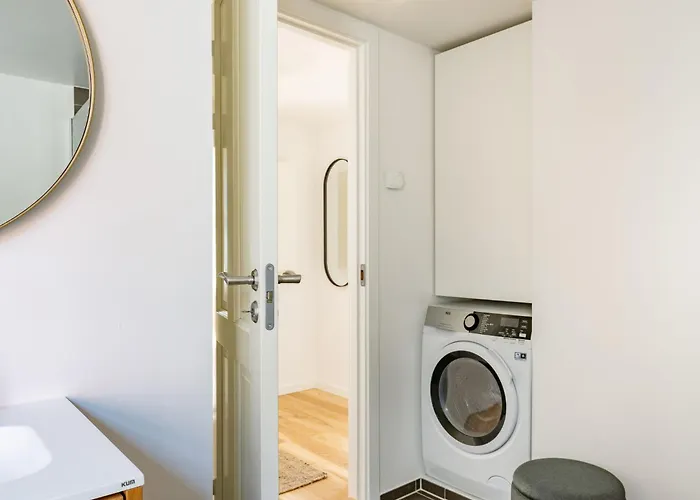 Regent 16- Bright In Center